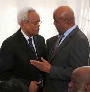 Mazungumzo: Edward Lowassa akiteta jambo na katibu mkuu wa CCM, Abdulrahman Kinana wakati wa Sherehe ya rais mstaafu, Benjamin Mkapa jana jijini Dar es Salaam.