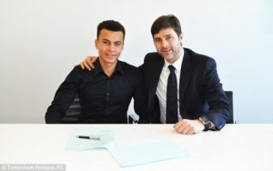 Dele Alli: Akiwa na kocha wake baada ya kusaini mkataba na Tottenham.