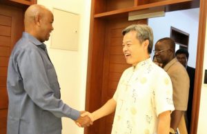 Kinana akimkaribisha balozi wa China nchini Lu Young leo ofisi ndogo ya CCM Lumumba.