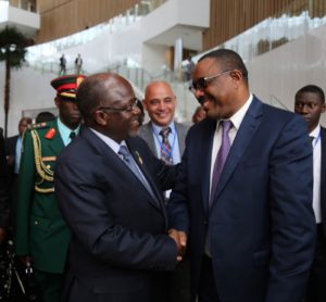 Rais Magufuli akisalimiana na Waziri mkuu wa Ethiopia, Hailemariam Desalgn.