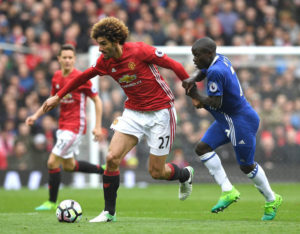 Kiungo wa Manchester United, Fellaini akidhibiti mpira dhidi ya kiungo wa Chelsea, Ng'olo Kante kwenye mechi ya ligi kuu Uingereza ambapo Manchester United ilishinda 2-0.