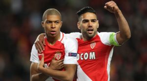 Wachezaji wa Monaco, Mbape na Falcao wakishangilia moja ya goli kwenye mechi ya klabu bingwa jana dhidi ya Dortmund.