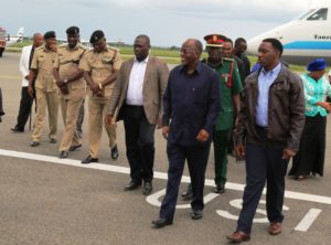 Ras Magufuli akiwa na mkuu wa mkoa wa Dar es Salaam, Paul Makonda pamoja na viongozi wengine baada ya kuwasili uwanja wa ndege JNIA akitokea Kilimanjaro