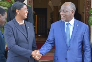 Rais Magufuli akiwa na mkurugugenzi wa AFDB Dkt. Tonia enzi za uhai wake.