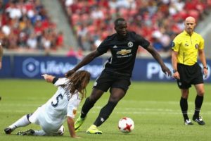 Mshambuliaji wa Manchester United, Romelo Lukaku akimtoka beki wa Real Salt Lake kwenye mechi ya kirafiki iliyofanyika jana.