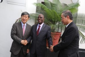 Rais wa Jamhuri ya Muungano wa Tanzania Dkt. John Pombe Magufuli akifurahia jambo na Rais wa shirika la Kimataifa la Maendeleo la Japan (JICA), Shinichi Kitaoka (kushoto) na Balozi wa Japan nchini, Masaharu Yoshida leo agosti 21, 2017 Ikulu jijini Dar es salaam.